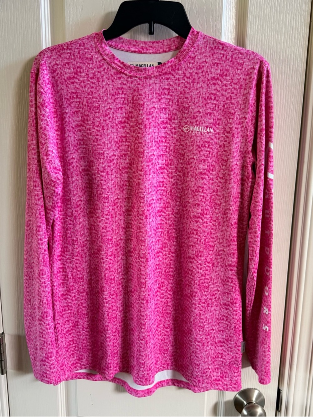 Magellan Outdoors Women's Pink Long-Sleeve Fish gear . Size small